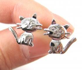Adorable Kitty Cat Animal Shaped Stud Earrings in Shiny Silver